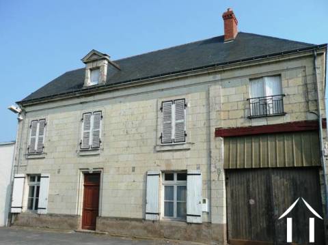 UNE GRANDE MAISON URBAINE AVEC DE TRES GRANDES ANNEXES.  