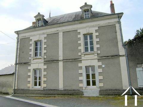 Autre côté de la propriété qui se trouve à proximité d'un chemin paisible qui passe près du village  