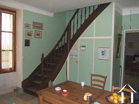 Cuisine avec salle à manger et escalier menant au premier étage  