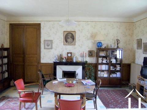 Séjour avec sa cheminée  