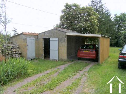 Annexe en bois sur le terrain avec son parking  