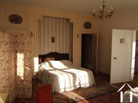 Vue d'une des chambres à coucher avec sa salle de bains attenante 