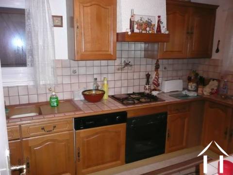 La cuisine a été améliorée dans un style campagnard moderne avec une surface de travail carrelée. Toutes les installations restent comme le lave-vaisselle intégré, le four électrique et la cuisinière.  