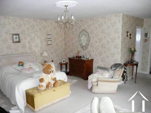 La chambre à coucher principale avec sa salle de bains attenante est la pièce principale dans la maison. C'est un grand espace et possède de grandes fenêtres de patio qui permettent à la lumière de ruisseler dans la pièce dans la journée. 