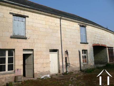 Une partie des annexes dans la cour.   