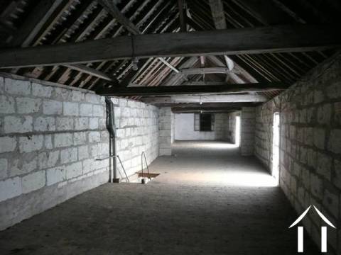 L'espace grenier au-dessus des annexes fait 135m2 - excellente hauteur pour une conversion et de bonnes poutres solides dans le toit.   