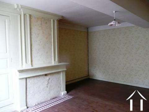 Le salon, situé à l'avant de la maison est accessible du vestibule d'entrée central.  