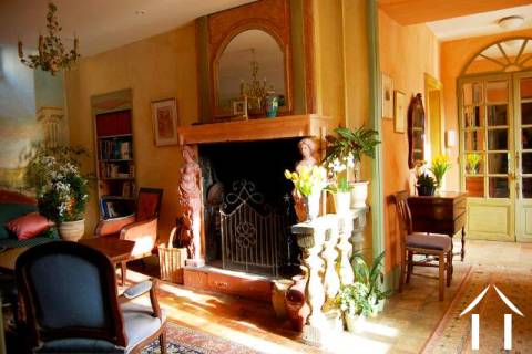 L'entrée et le salon mène aux pièces principales de la maison/réception du B&B.   