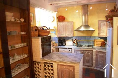 La cuisine dans la maison - préparation des repas aux invités qui occupent les 4 chambres à coucher principales dans la propriété.   