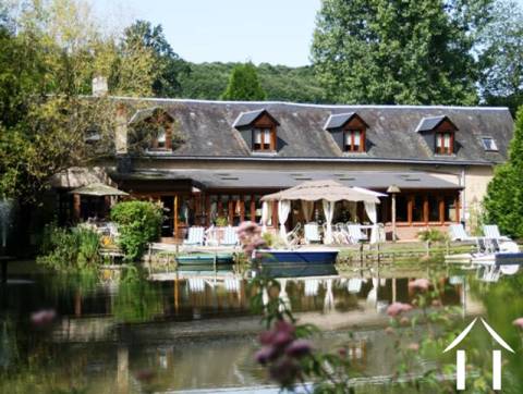 Le B&B comporte (REZ-DE-CHAUSSÉE) : - cuisine entièrement équipée (24m2) - bureau réception (12m2) - salon/salle à manger (pièce privée des propriétaires) avec cheminée (45m2) - veranda/salle à manger (pour des invités du B&B) - la chambre à coucher avec salle de bains avec WC - accès à un appartement « mamie » (avec petite cuisine, chambre à coucher et salle de bains avec WC) à un PREMIER étage (trois entrées séparées menant au B&B) - chambre à coucher 1 du B&B avec salon avec salle de bains et WC (espace habitable de 27m2) - la chambre à coucher 2 du B&B avec kitchenette et salle de bains avec WC (espace habitable 29m2) - Chambre à coucher 3 du B&B avec salle de bains et WC (espace habitable 23m2) - chambre à coucher 4 du B&B avec salon séparé et salle de bains avec WC (espace habitable 28m2) - chambre à coucher 5 du B&B avec salle de bains avec WC (espace habitable 31m2)   