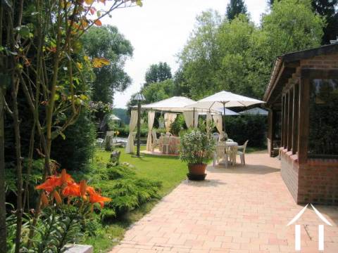 Il y a une grande salle à manger/terrasse ensoleillée et pour boire à l'avant de la propriété, surplombant les deux petits lacs.   