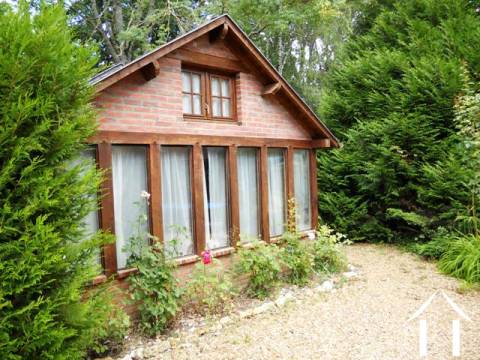 Le gîte indépendant comporte un petit salon et salle à manger avec un coin cuisine (cuisine américaine), une chambre à coucher double et une 2ème chambre à coucher compacte (appropriée aux lits à étage). Il y a une salle de bains avec WC. Surface habitable totale : 60m2.   