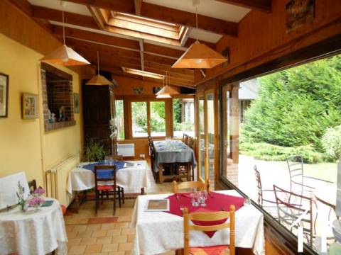 Salle de déjeuner et salle à manger d'invité, qui surplomb les terrains et les deux lacs.   