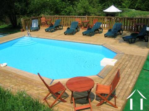 Piscine chauffée et terrasse au soleil, qui surplomb le deuxième lac.  