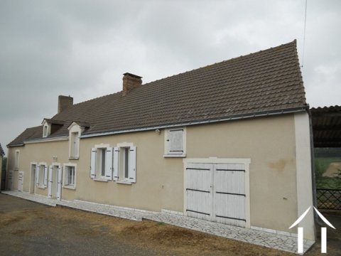 FERME HABITABLE AVEC DE GRANDES GRANGES ET UN PÂTURAGE  