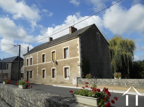 MOULIN A EAU RENOVE, PROCHE D’UN LAC DE LOISIRS 
