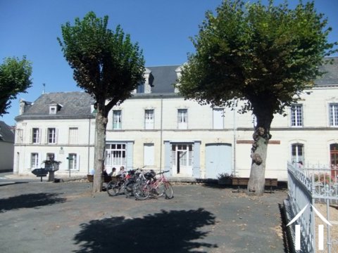 Maison de 4 chambres, bien présentée, SURPLOMBANT LE VILLAGE