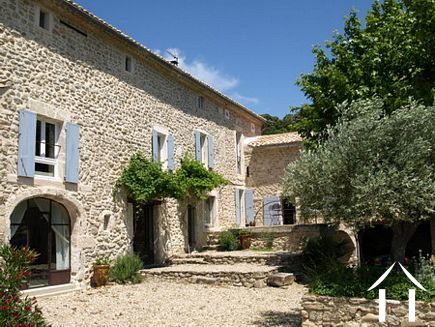 Mas en pierres naturelles avec annexes  