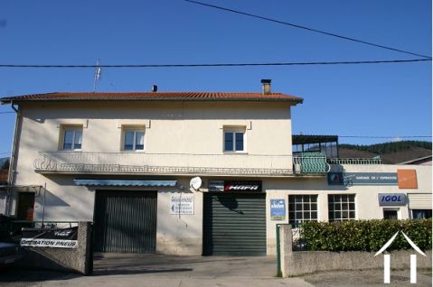 Maison avec cour et 2 garages.