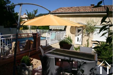 Maison au calme avec studio , piscine proche commerces.
