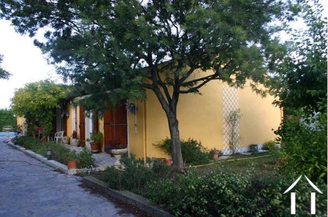 Villa de plain pied , type F4, avec piscine