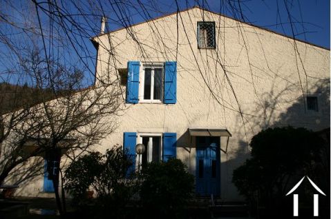 Belle maison bourgeoise avec parc paysagé .