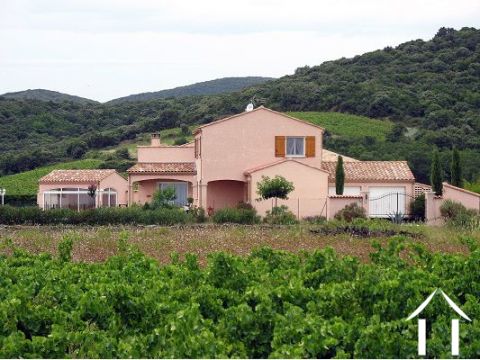 Villa d'architecte avec piscine et vue lointaine .