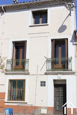Maison de village avec terrasse .
