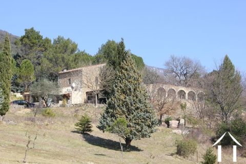 Ancienne bergerie sur plus de 1ha de terrain avec piscine.