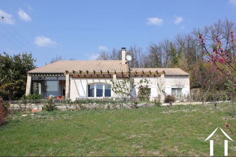 Belle villa de plain pied sur un beau terrain en partie constructible.