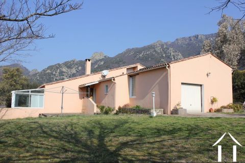 Grande villa d'architecte avec superbe vue et beau terrain piscinable.