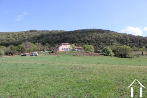 Maison type bastide sur 7293m² de terrain avec piscine et vue .