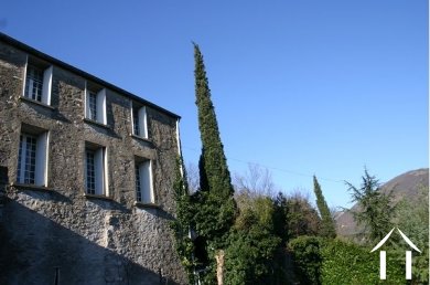 Avec piscine dans un très beau village