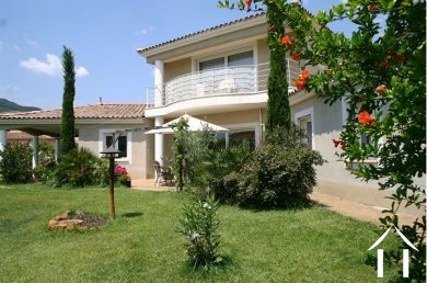 Villa avec vue panoramique et piscine