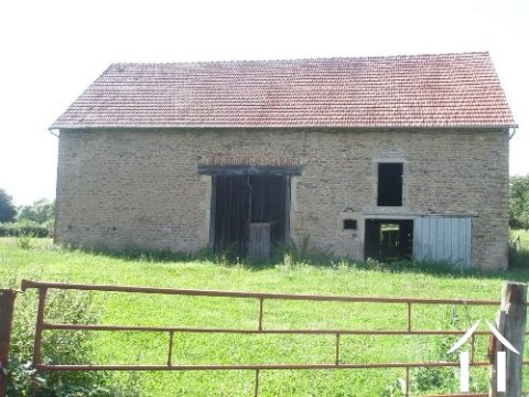 Grange, bâtiments et terrain