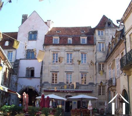 Tour forte médiévale et maison