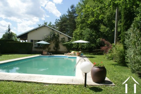 Plein-pied de caractère avec vue sur le lac et piscine