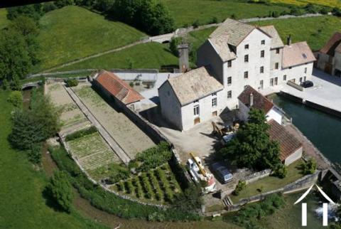 Bâtiment d'un ancien moulin et terrain