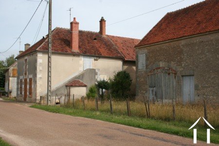 Maison mitoyenne et grange à rénover dans un hameau