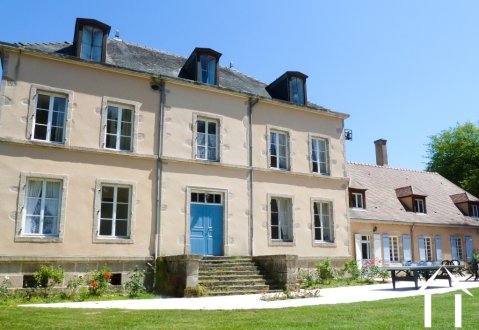 Maison de Maitre avec 1 hectare de terrain 