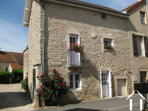 Petite maison rénovée, village viticole proche beaune