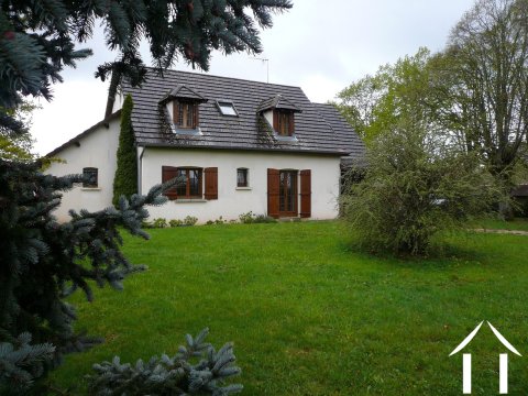 maison dans un parc aux abords d'un petit village