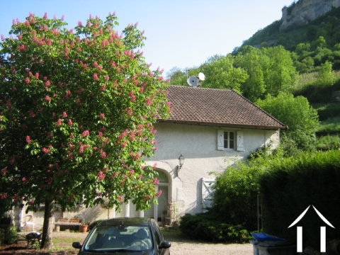 Maison de campagne en pierre dans une région vinicole