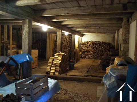 Bâtiment de rangement du bois