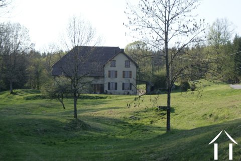 Maison de campagne avec bâtiments et terrain  