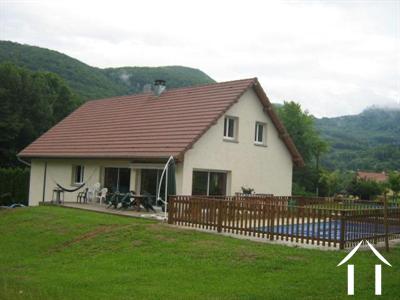 Maison moderne avec vue et piscine