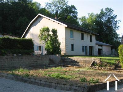 Maison de village dans un lieu boisé  