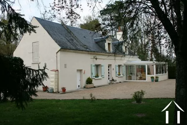 UNE LONGERE RENOVEE D'UN STYLE CLASSIQUE DE LA RÉGION  