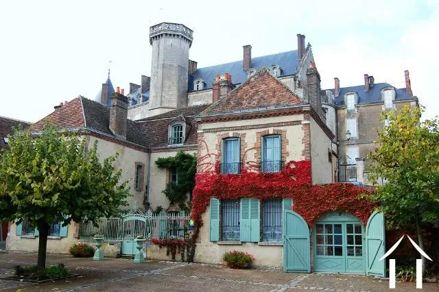 UNE CHARMANTE MAISON DE VILLAGE DATANT DU 18EME SIÈCLE  