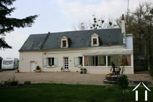 La propriété est située sur une ruelle de campagne avec un certain nombre de voisins (aucun n'est trop près). Cette longère est construite en pierre à chaux de tuffeau avec un enduit (crépi) et un toit en tuiles d'ardoise. Les fenêtres (fenêtres dormer) sont construites avec de la pierre à chaux de tuffeau taillée.   